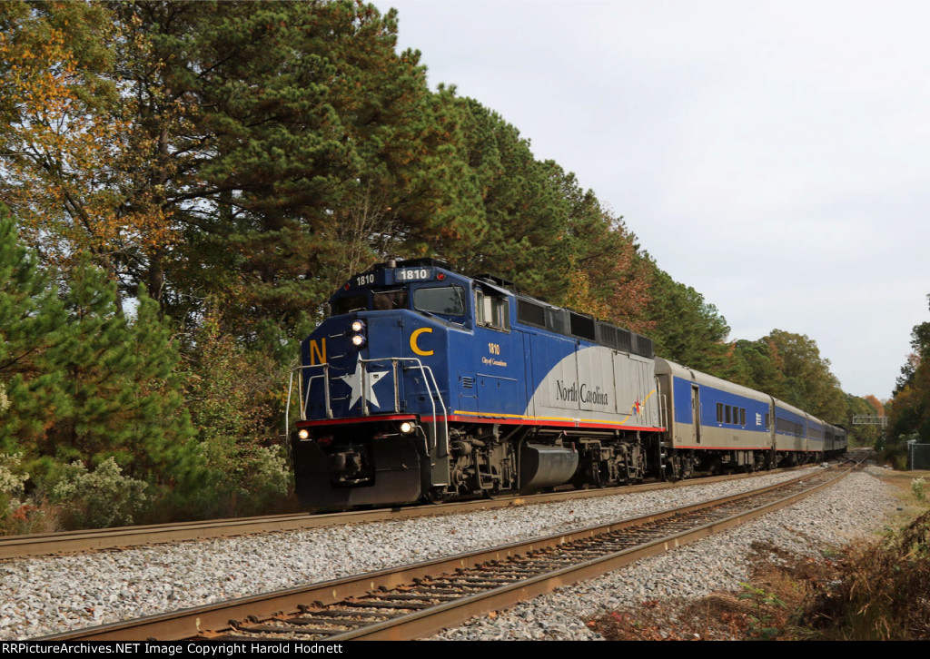 RNCX 1810 leads train 75 southbound